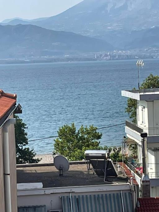 στη ναύπακτο *